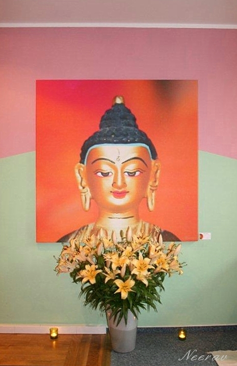 Buddha mit Lilien
